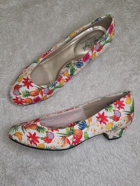 Women's Soft Style Tropical Fruit Print Shoes Sz 6